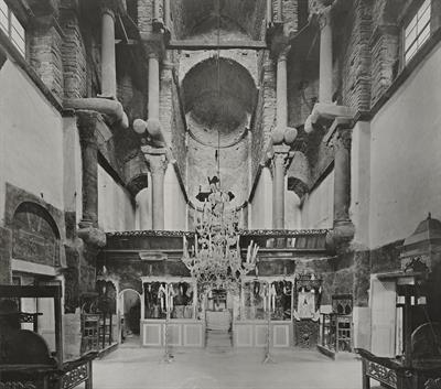 Άρτα, Ήπειρος. Το εσωτερικό του ναού της Παναγίας της Παρηγορήτισσας, άποψη από τα δυτικά στα ανατολικά. Φωτογραφία του Carl Siele, 1910. Εκτέθηκε στη Διεθνή Έκθεση της Ρώμης του 1911.