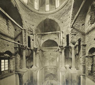 Άρτα, Ήπειρος. Το εσωτερικό του ναού της Παναγίας της Παρηγορήτισσας. Φωτογραφία του Carl Siele, 1910. Εκτέθηκε στη Διεθνή Έκθεση της Ρώμης του 1911.