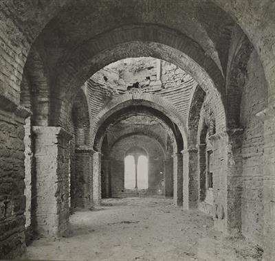 Άρτα, Ήπειρος. Το εσωτερικό του ναού της Παναγίας της Παρηγορήτισσας, άποψη από τα βόρεια στα νότια. Φωτογραφία του Carl Siele, 1910. Εκτέθηκε στη Διεθνή Έκθεση της Ρώμης του 1911.