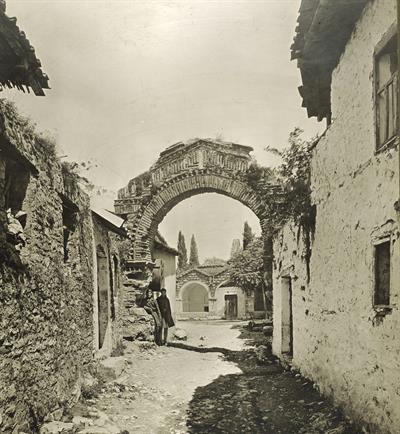 Άρτα, Ήπειρος. Η εκκλησία της Αγίας Θεοδώρας, μερική άποψη της αυλής. Φωτογραφία του Carl Siele, 1910. Εκτέθηκε στη Διεθνή Έκθεση της Ρώμης του 1911.