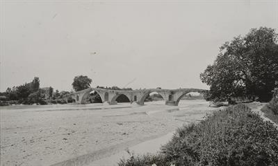 Άρτα, Ήπειρος. Το γεφύρι στον ποταμό  Άραχθο, άποψη από τα νοτιοανατολικά. Φωτογραφία του Carl Siele, 1910. Εκτέθηκε στη Διεθνή Έκθεση της Ρώμης του 1911.