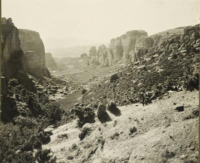 Μετέωρα, Θεσσαλία. Γενικά άποψη της κοιλάδας στο Καστράκι. Φωτογραφία του Carl Siele, 1910. Εκτέθηκε στη Διεθνή Έκθεση της Ρώμης του 1911.