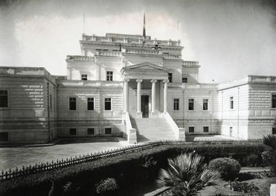 Το μέγαρο της Παλαιάς Βουλής στην Αθήνα. Φωτογραφικό αντίγραφο από γυάλινη πλάκα του Fred Boissonnas, περ. 1903-1923. Η γυάλινη πλάκα βρίσκεται στο Μουσείο Φωτογραφίας Θεσσαλονίκης.
