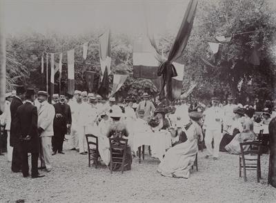 Κρήτη. Δεξίωση προσφερόμενη από τους γάλλους αξιωματικούς στο Δημοτικό Κήπο Χανίων. Φωτογραφία, 14 Ιουλίου 1909.