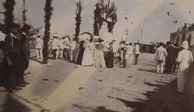Κρήτη. Τα αποχαιρετηστήρια. Κυρίες, αξιωματικοί και κρήτες πολιτοφύλακες στην αποβάθρα. Φωτογραφία, 1909.