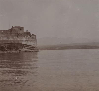 Κρήτη. Νοτιοδυτική μερική άποψη του φρουρίου της Σούδας. Φωτογραφία, 1909