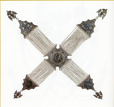 Επιστήθιο κόσμημα του Μακεδονομάχου Κώστα Γαρέφη με φυλακτικό χαρακτήρα και συμβολικό περιεχόμενο. Κατασκευασμένο από ασήμι, αποτελείται από αλυσίδες, πλάκες που αποδίδουν με σαβάτι θρησκευτικές παραστάσεις και γάντζους με τον δικέφαλο αετό του Βυζαντίου.