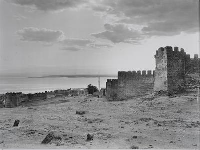 Θεσσαλονίνη, τα κάστρα με θέα προς το λιμάνι. Φωτογραφικό αντίγραφο από γυάλινη πλάκα του Fred Boissonnas, περ. 1903-1923. Η γυάλινη πλάκα βρίσκεται στο Μουσείο Φωτογραφίας Θεσσαλονίκης.