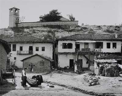 Μακεδονία, Χωριό στις όχθες του Αξιού. Φωτογραφικό αντίγραφο από γυάλινη πλάκα του Fred Boissonnas, περ. 1903-1923. Η γυάλινη πλάκα βρίσκεται στο Μουσείο Φωτογραφίας Θεσσαλονίκης.