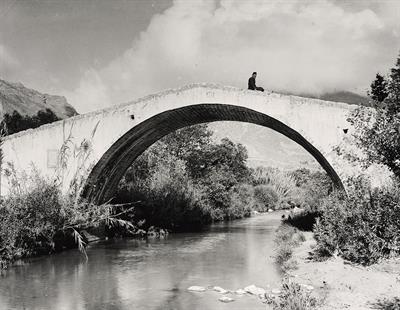 Κρήτη, γέφυρα στον ποταμό Μεγαλοπόταμο.  Φωτογραφικό αντίγραφο από γυάλινη πλάκα του Fred Boissonnas, περ. 1903-1923. Η γυάλινη πλάκα βρίσκεται στο Μουσείο Φωτογραφίας Θεσσαλονίκης.