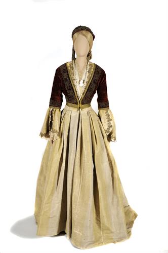 Ενδυμασία τύπου Αμαλίας που ανήκε στη Ρουσσώ Χουρμούζη, Οθωνική εποχή. Αποτελείται από μεταξωτή τραχηλιά και μανίκια, μεταξωτό φόρεμα, βελούδινο χρυσοκεντημένο κοντογούνι (γιλέκο) και φέσι με χρυσές φούντες.