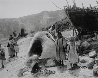 Zemeno in Corinthia. At the Wood-fired oven. Photographic copy from a glass plate of Fred Boissonnas, c. 1903-1923. The glass plate is at the Museum of Photography in Thessaloniki.