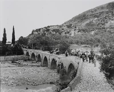 Πελοπόννησος. Γέφυρα κοντά στην Ακράτα. Φωτογραφικό αντίγραφο από γυάλινη πλάκα του Fred Boissonnas, περ. 1903-1923. Η γυάλινη πλάκα βρίσκεται στο Μουσείο Φωτογραφίας Θεσσαλονίκης.