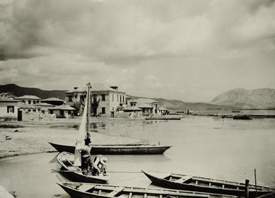Δυτική Ελλάδα. Άποψη του Μεσσολογγίου με τη λιμνοθάλασσα. Φωτογραφικό αντίγραφο από γυάλινη πλάκα του Fred Boissonnas, περ. 1903-1923. Η γυάλινη πλάκα βρίσκεται στο Μουσείο Φωτογραφίας Θεσσαλονίκης.