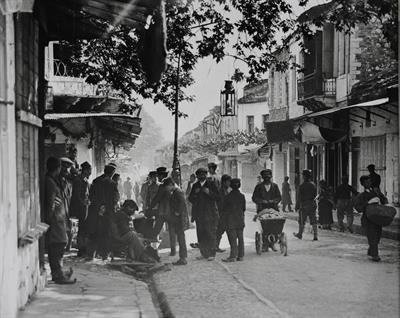 Εμπορικός δρόμος στα Ιωάννινα, Ήπειρος. Φωτογραφικό αντίγραφο από γυάλινη πλάκα του Fred Boissonnas, περ. 1903-1923. Η γυάλινη πλάκα βρίσκεται στο Μουσείο Φωτογραφίας Θεσσαλονίκης.