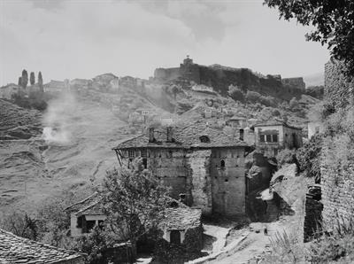Άποψη του Αργυρόκαστρου, Αλβανία. Φωτογραφικό αντίγραφο από γυάλινη πλάκα του Fred Boissonnas, περ. 1903-1923. Η γυάλινη πλάκα βρίσκεται στο Μουσείο Φωτογραφίας Θεσσαλονίκης.