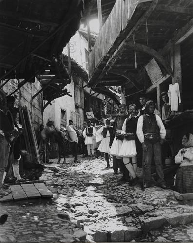Καθημερινή ζωή στην Ανδρίτσαινα. Φωτογραφικό αντίγραφο από γυάλινη πλάκα του Fred Boissonnas, περ. 1903-1923. Η γυάλινη πλάκα βρίσκεται στο Μουσείο Φωτογραφίας Θεσσαλονίκης.
