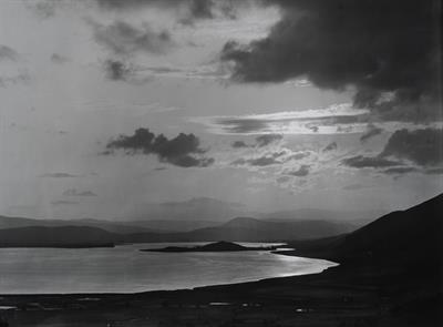 Η λίμνη των Ιωαννίνων, Ήπειρος. Φωτογραφικό αντίγραφο από γυάλινη πλάκα του Fred Boissonnas, περ. 1903-1923. Η γυάλινη πλάκα βρίσκεται στο Μουσείο Φωτογραφίας Θεσσαλονίκης.