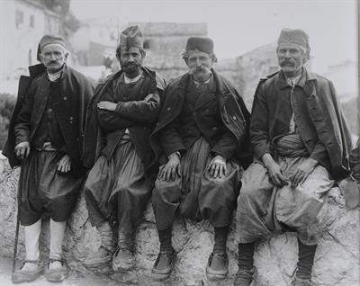 Άνδρες χωρικοί. Φωτογραφικό αντίγραφο από γυάλινη πλάκα του Fred Boissonnas, περ. 1903-1923. Η γυάλινη πλάκα βρίσκεται στο Μουσείο Φωτογραφίας Θεσσαλονίκης.