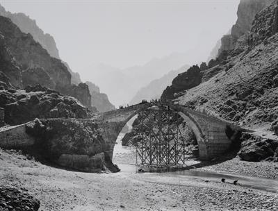 Γέφυρα στην Ήπειρο. Φωτογραφικό αντίγραφο από γυάλινη πλάκα του Fred Boissonnas, περ. 1903-1923. Η γυάλινη πλάκα βρίσκεται στο Μουσείο Φωτογραφίας Θεσσαλονίκης.