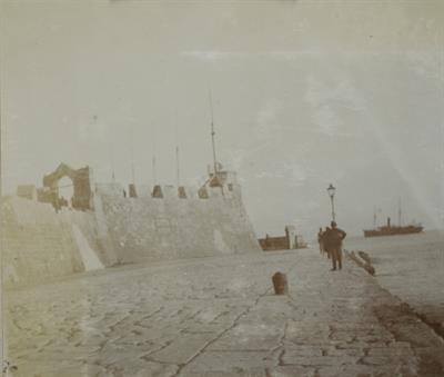 Τα διεθνή στρατεύματα κατεβάζουν τις σημαίες τους από τον ιστό του φρουρίου Φιρκά Χανίων λίγο πριν την αναχώρησή τους από την Κρήτη. Φωτογραφία, 12 Ιουλίου 1909.