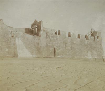 Τα διεθνή στρατεύματα κατεβάζουν τις σημαίες τους από τον ιστό του φρουρίου Φιρκά Χανίων λίγο πριν την αναχώρησή τους από την Κρήτη. Φωτογραφία, 12 Ιουλίου 1909.