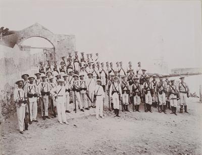 Κατάληψη του προμαχώνα του φρουρίου Φιρκά Χανίων από τους ναύτες των Διεθνών Δυνάμεων μετά την υποστολή της ελληνικής σημαίας. Φωτογραφία, περ.1909.