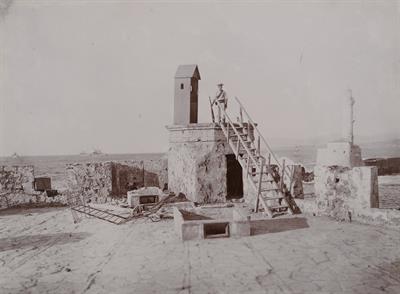 Στη σκοπιά. Μετά την αποκοπή του ιστού της σημαίας στον προμαχώνα του φρουρίου Φιρκά Χανίων. Φωτογραφία, 1909.