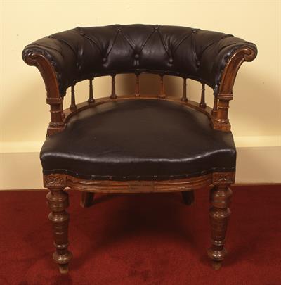 Ξύλινο κάθισμα επενδεδυμένο με μαύρο δερμά, από την οικία του Λάμπρου Κορομηλά (υπουργού εξωτερικών τις παραμονές των Βαλκανικών Πολέμων).