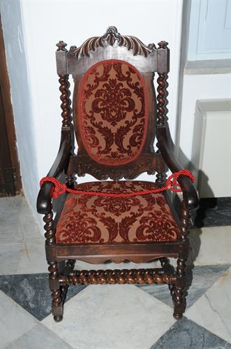 Αγγλική πολυθρόνα με ξυλόγλυπτο διάκοσμο και βελούδινη επένδυση, Ιστορική Οικία Λαζάρου Κουντουριώτη-Ύδρα