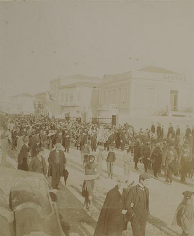 Κρήτη. Στιγμιότυπο από την κηδεία του συνταγματάρχη Lubanski, διοικητή των Διεθνών στρατευμάτων στα Χανιά. Φωτογραφία, 1907-1909.