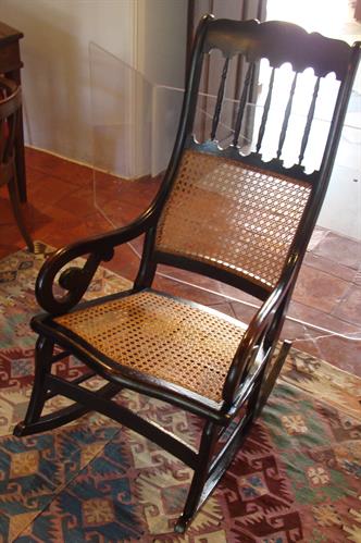 Ξύλινη κουνιστή πολυθρόνα με ψάθινο κάθισμα, Ιστορική Οικία Λαζάρου Κουντουριώτη-Ύδρα