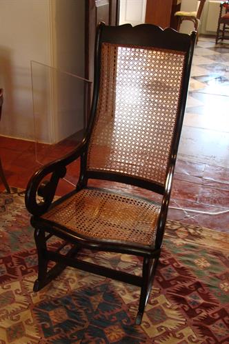 Ξύλινη κουνιστή πολυθρόνα με ψάθινο κάθισμα, Ιστορική Οικία Λαζάρου Κουντουριώτη-Ύδρα