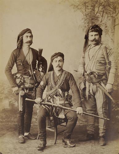 Τρεις ένοπλοι άντρες, που φορούν τη φορεσιά του Πόντου, δεκαετία 1890.