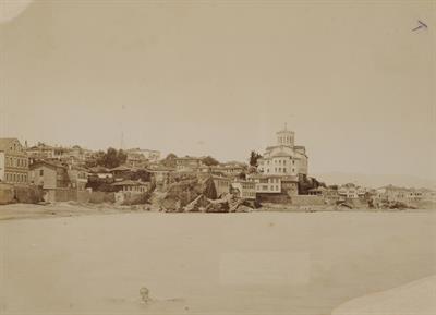 Μερική άποψη της Τραπεζούντας Πόντου από τη θάλασσα. Στο κέντρο δεσπόζει ο καθεδρικός ναός του Αγ. Γρηγορίου, δεκαετία 1890.