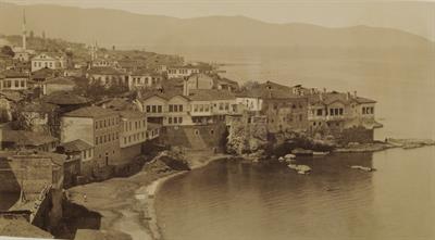 Άποψη της παραλίας της Τραπεζούντας στη θέση Κεμέρ Καγιά στη συνοικία Βασμούλικα . Πόντος, δεκαετία 1890.
