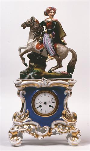 Γαλλικό επιτραπέζιο ρολόι με εκκρεμές, από πολύχρωμη πορσελάνη. Είναι δημιουργία των οίκων FARRET A PARIS και Vincenti στα μέσα του 19ου αι. Διακοσμείται με θέμα από το ζωγραφικό έργο του Ch. Langlois &quot;Destruction de Missolonghi&quot;.