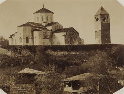 Η  Μονή της Αγίας Σοφίας στη δυτική άκρη του Καβάκ Μεϊντάν (πλατεία με τις λεύκες). Τραπεζούντα Πόντος, δεκαετία 1890.