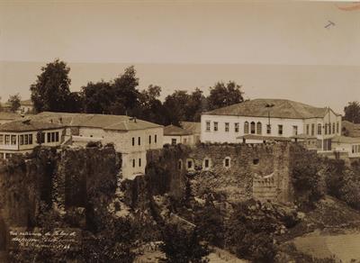 Μέρος των τειχών της Τραπεζούντας Πόντου, το &quot;Μέσο Φρούριο&quot;. Διακρίνεται το Διοικητήριο και το κτήριο των φυλακών της πόλης, δεκαετία 1890.