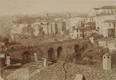 Η γέφυρα του χειμάρου του Αγ.Γεωργίου στην Τραπεζούντα Πόντου. Διακρίνεται μέρος των τειχών και οι πύργοι της ανακτορικής ακροπόλεως με τον περίφημο Κουλά στο βάθος, δεκαετία 1890.