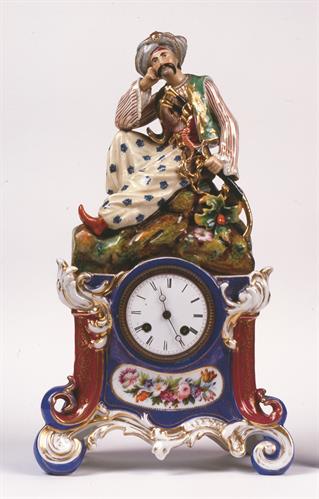 Γαλλικό, φιλελληνικό, επιτραπέζιο ρολόι. Kατασκευάστηκε από τους οίκους JAPY FRERES και GOGERY ET CAVAROC, κοντά στα 1855. Διακοσμημένο με θέμα εμπνευσμένο απο το έργο του Louis Dupré, &quot;Un Mamlouk&quot;.