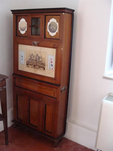 Ξύλινο λαβομάνο διακοσμημένο με φωτογραφίες που έχουν ναυτικά θέματα, Ιστορική Οικία Λαζάρου Κουντουριώτη-Ύδρα