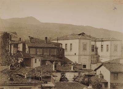 Το Κεντρικό Παρθεναγωγείο Τραπεζούντας, οκτατάξιο δημοτικό και σχολαρχείο και το γαλλικό προξενείο στη συνοικία Αγ. Γρηγορίου Νύσσης, Τραπεζούντα Πόντου, δεκαετία 1890.