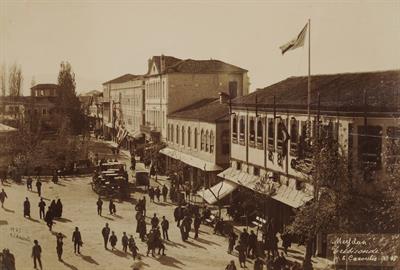 Το Μεϊντάνι της Τραπεζούντας, η κεντρική πλατεία της πόλης, γνωστή ως &quot;Γκιαούρ Μεϊντάν&quot;. Διακρίνεται η ελληνική σημαία ανηρητημένη στο μέγαρο που στέγαζε το ελληνικό προξενείο, δεκαετία 1890.