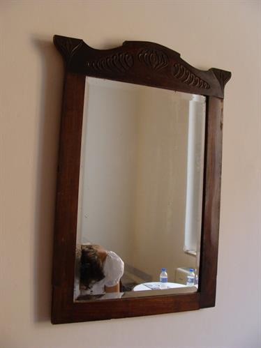 Καθρέφτης με ξυλόγλυπτη κορνίζα, Ιστορική Οικία Λαζάρου Κουντουριώτη-Ύδρα