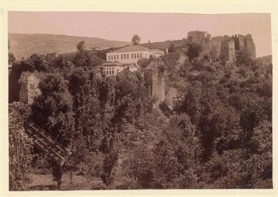 Το σχολείο Rouchidie μέσα στα τείχη της Τραπεζούντας Πόντου, δεκαετία 1890.