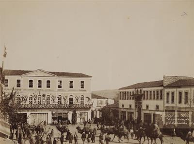 Το Δημαρχείο της Τραπεζούντας.Καραβάνι από καμήλες έτοιμο να αναχωρήσει από το Γκιαούρ Μεϊντάν, την κεντρική πλατεία της πόλης για τον δρόμο των καραβανιών, δεκαετία 1890.