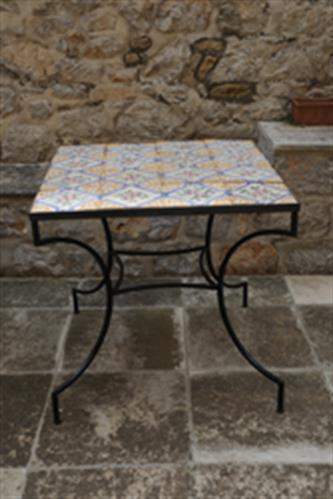 Τραπέζι κήπου με μεταλλικό σκελετό και επιφάνεια από πλακάκια, Ιστορική Οικία Λαζάρου Κουντουριώτη-Ύδρα