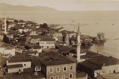 ΄Αποψη του μόλου στην Τραπεζούντα. Διακρίνονται τα κατάλοιπα του αρχαίου λιμανιού και μέρος των ανατολικών τειχών της Κάτω Πόλεως, δεκαετία 1890.