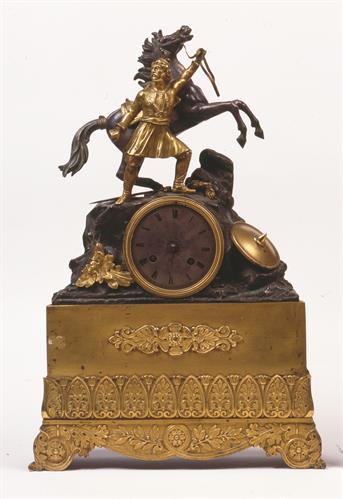 Γαλλικό επιτραπέζιο ρολόι με εκκρεμές, από ορείχαλκο διακοσμημένο με θέμα από την ελαιογραφία του A.C.Vernet &quot;Η ήττα του πασά&quot;. Στη σφραγίδα φέρει την ονομασία από την  περιοχή της Κάτω Νορμανδίας VALOGNΕ,όπου άνθιζε η  ωρολογοποιία.